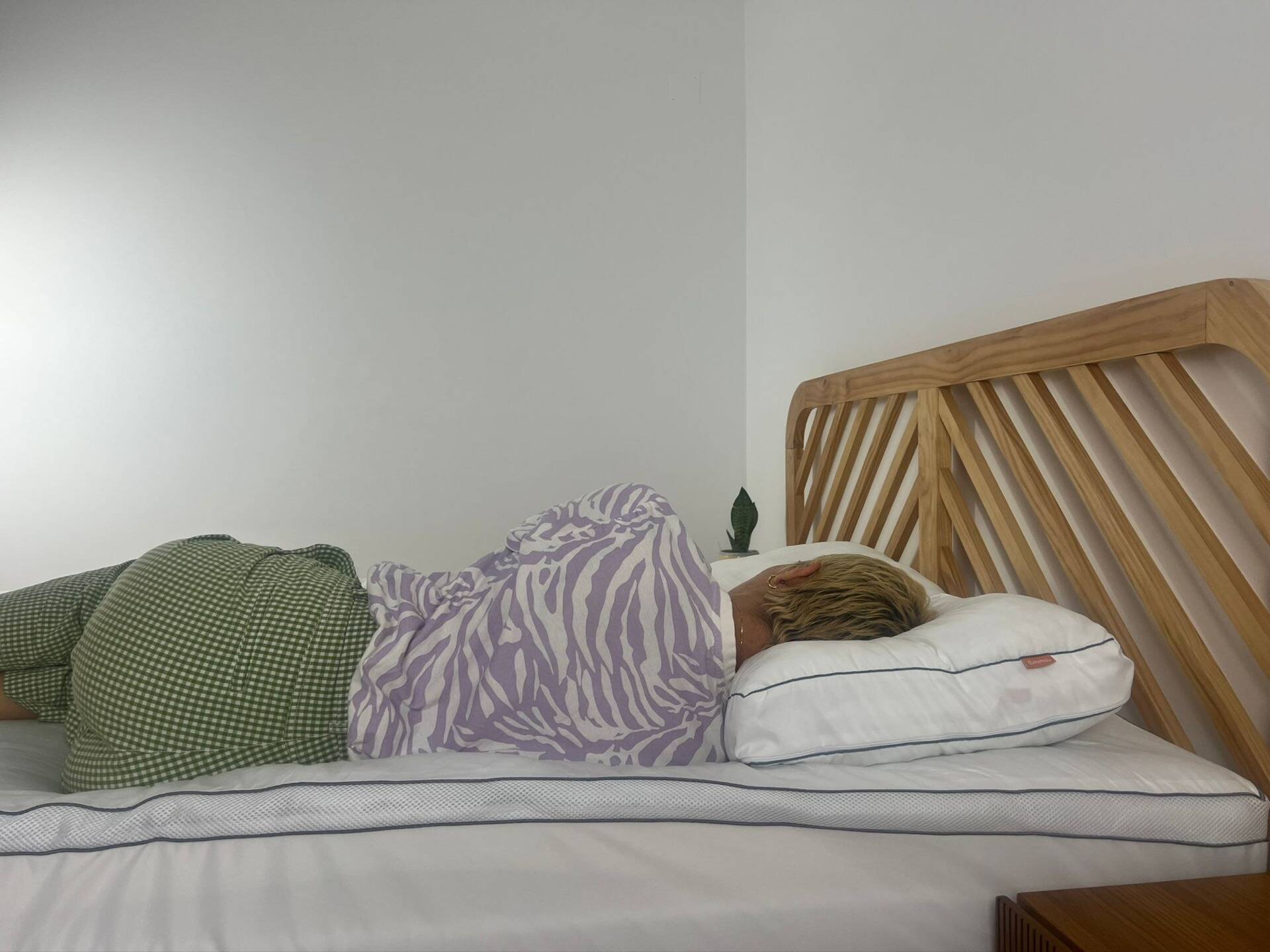 testar almofada deitada